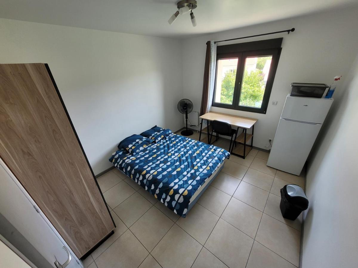 Residence De La Gare, Chambre Meublee ロンジュモー エクステリア 写真